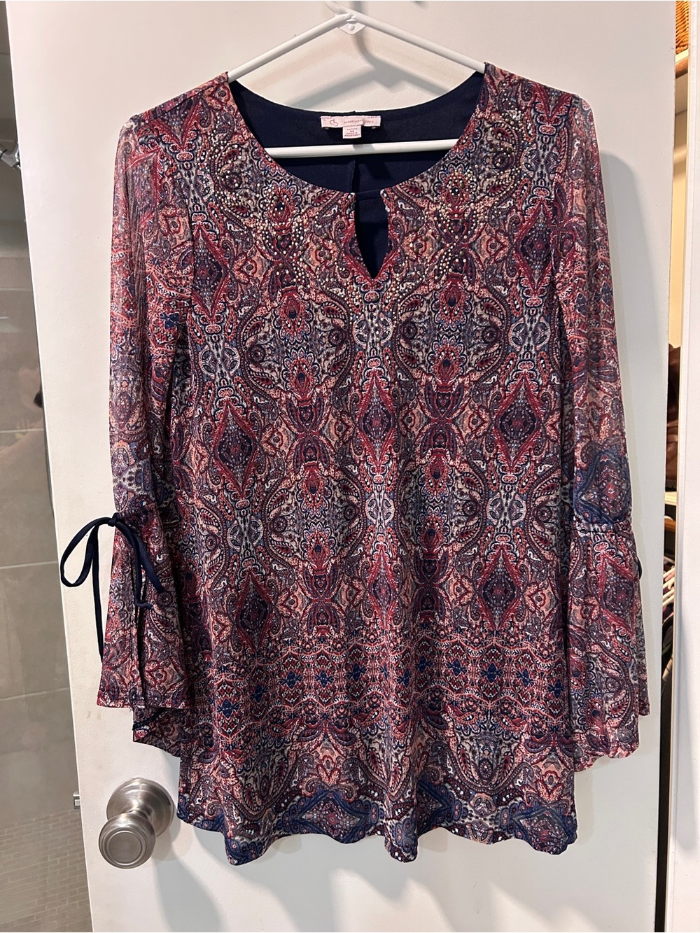 Printed Keyhole Tie-Sleeve Tunic Top in Navy & Burgundy